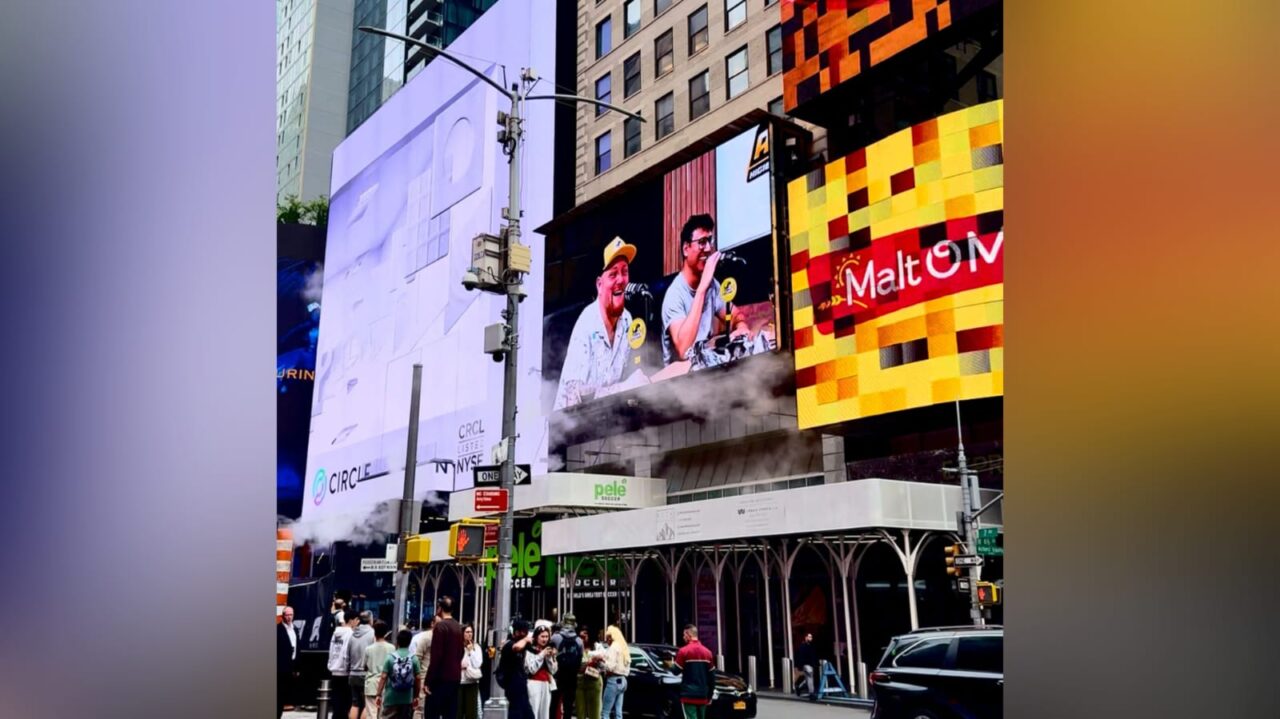 Pontagrossauros Podcast aparece nos telões da Times Square, em Nova York