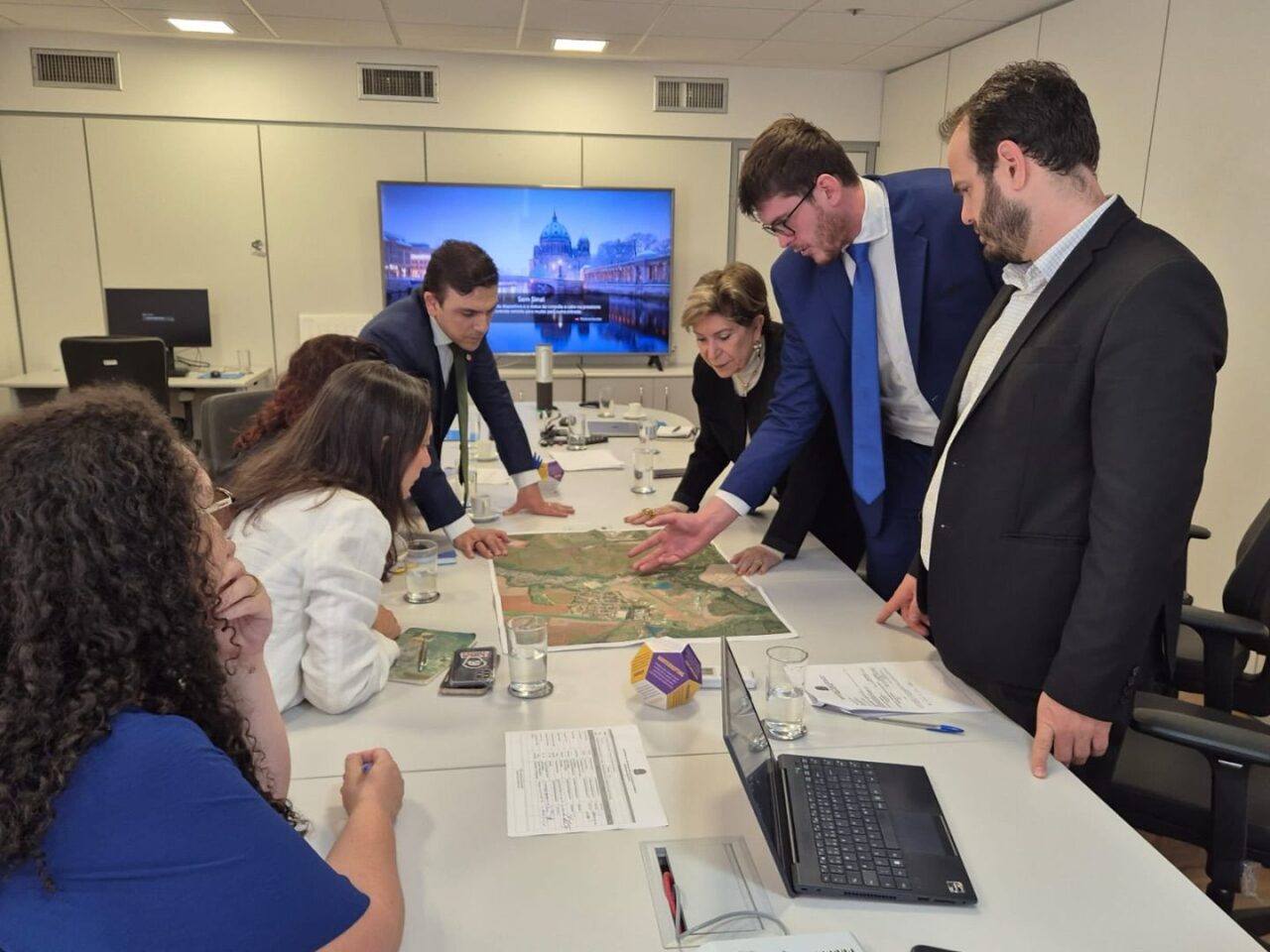 Aliel Machado e prefeita Elizabeth detalham projeto do novo viaduto da Avenida Monteiro Lobato