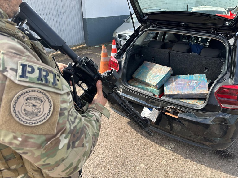 Perseguição com acidentes termina com apreensão de carro clonado e 228 kg de maconha em Curitiba