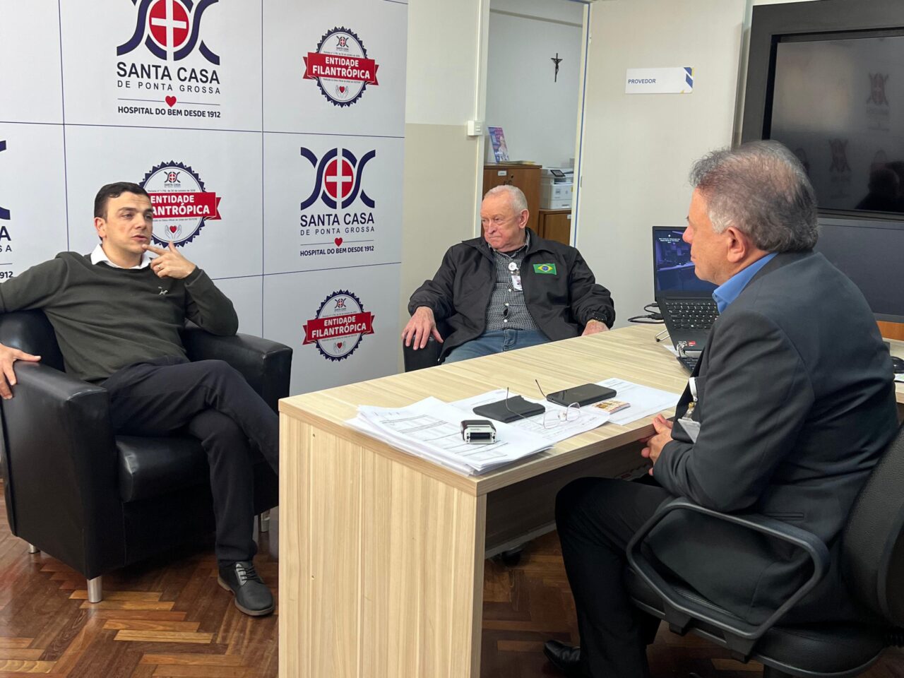 Aliel Machado visita obras da maternidade da Santa Casa de Ponta Grossa