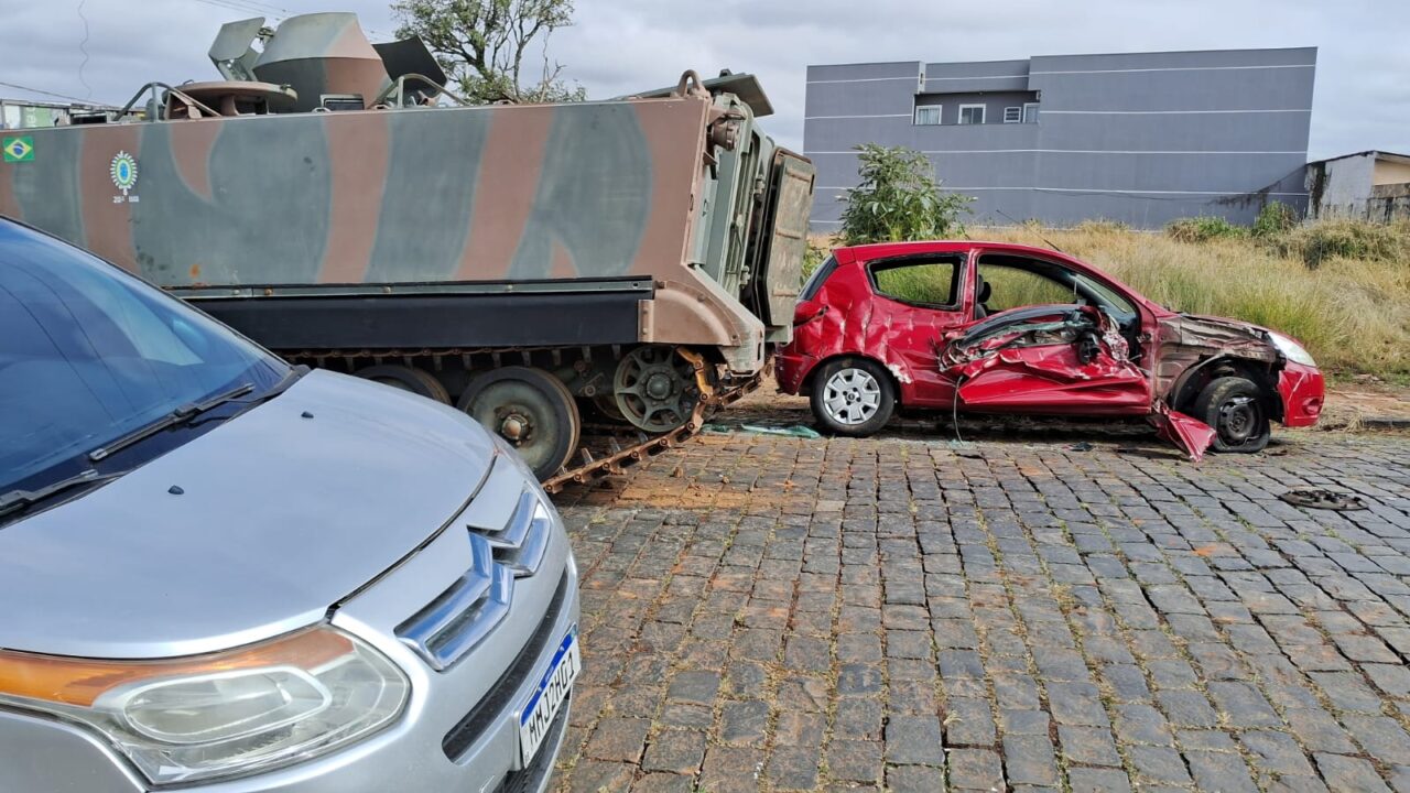 Blindado do Exército colide com dois carros estacionados em Uvaranas