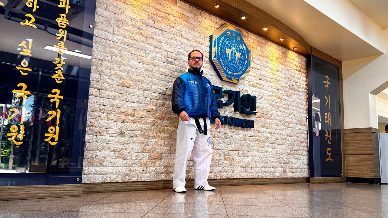 Grão-Mestre de Taekwondo de Ponta Grossa participa de curso internacional na Coreia do Sul