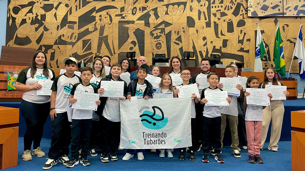 Projeto social “Treinando Tubarões” é homenageado na Câmara de Ponta Grossa