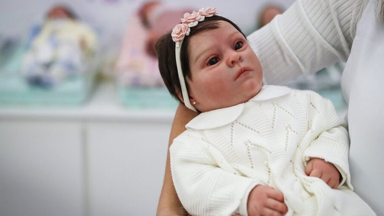 Ponta Grossa sanciona lei que pune uso de “bebê reborn” para obter atendimento prioritário