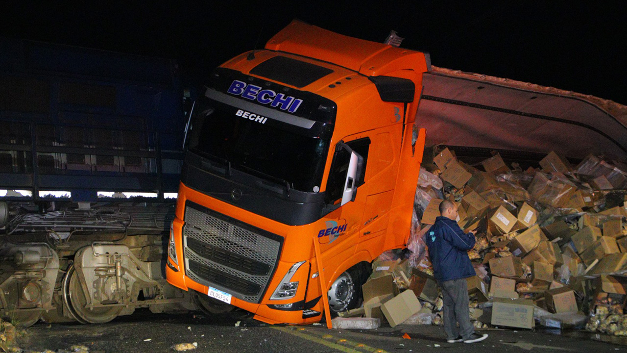 Caminhão colide com trem em cruzamento da Rua Rio Verde