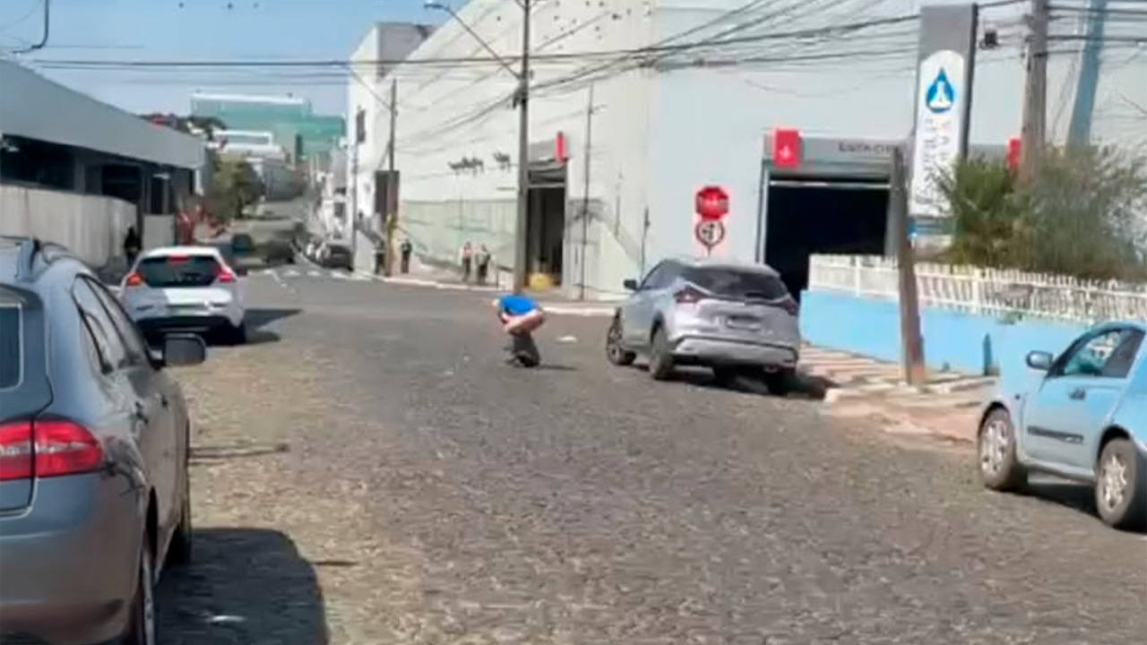 Idoso é flagrado defecando em rua movimentada de Ponta Grossa
