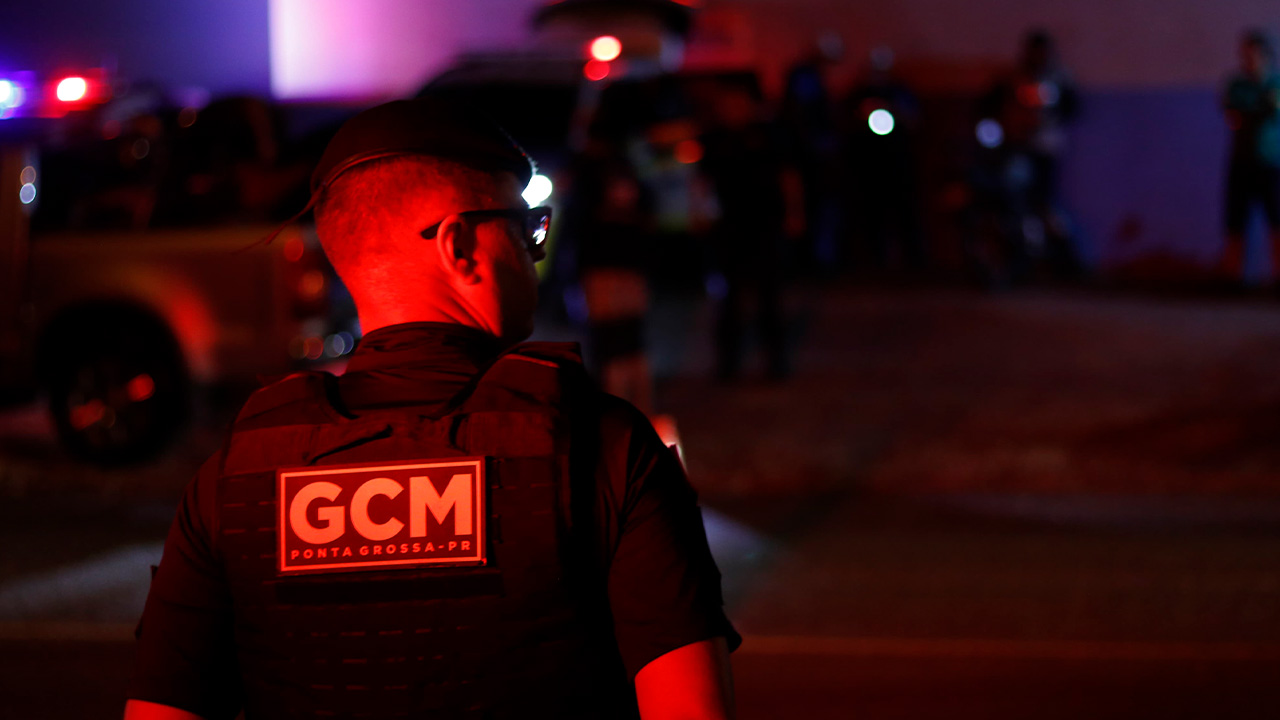 Mãe e filha são mantidas trancadas em carro e ameaçadas com faca em Ponta Grossa