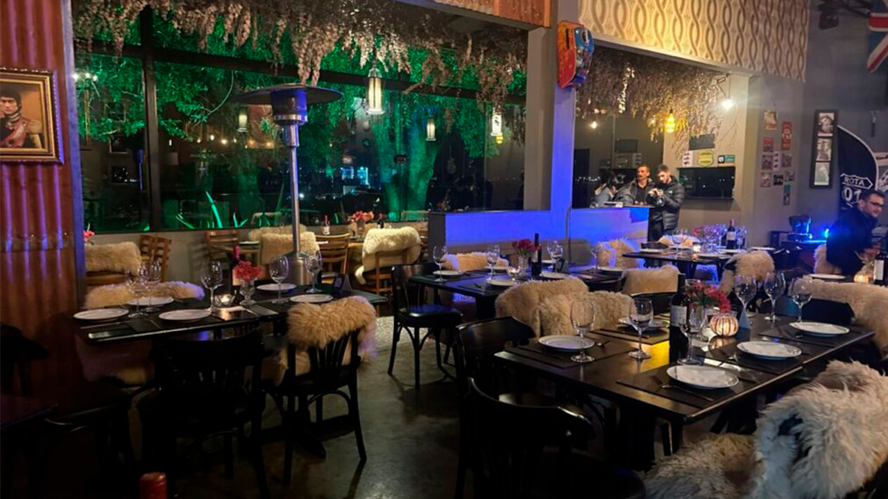 Mercenários Gastrobar realiza open wine e caldos por R$ 80 nesta sexta (15)