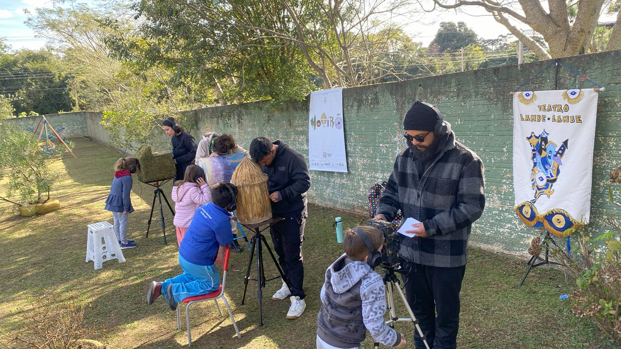 ‘Motirõ’ leva teatro lambe-lambe de PG a diferentes cidades do Paraná