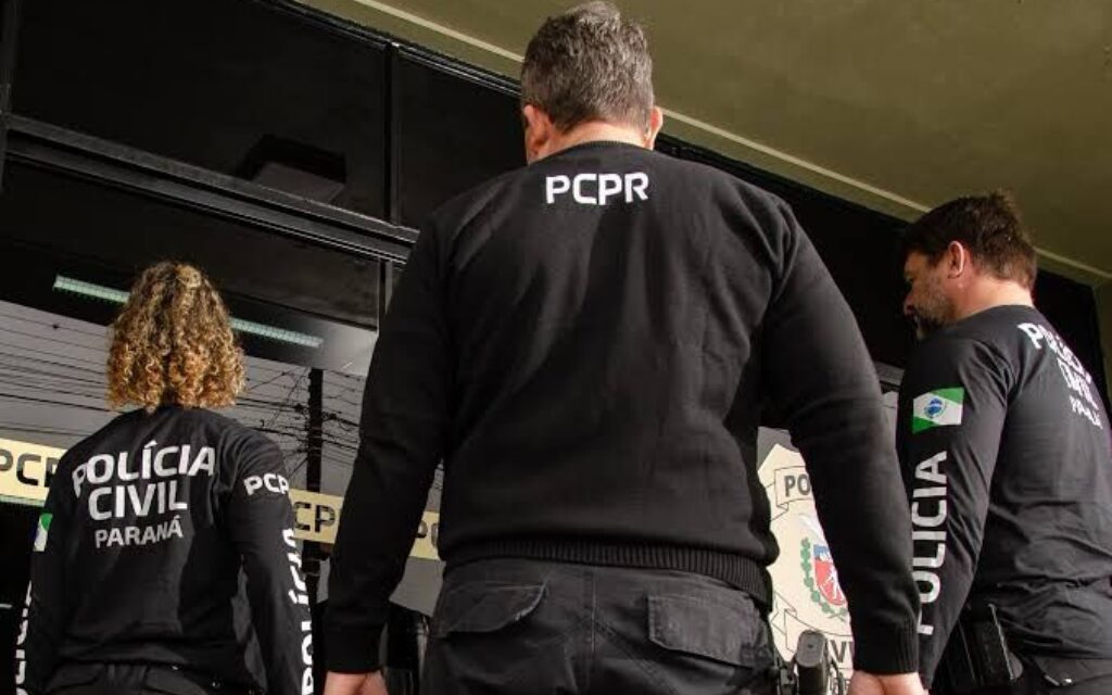 Criança de 4 anos é esquecida em van escolar e encontrada sozinha na rua em Castro