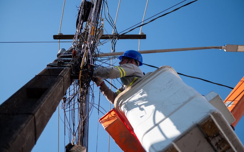 Cabos sem uso começam a ser retirados das ruas de Ponta Grossa