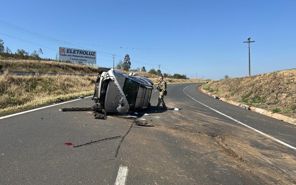 Carro com 438 kg de maconha capota após perseguição na BR-376 em Ponta Grossa