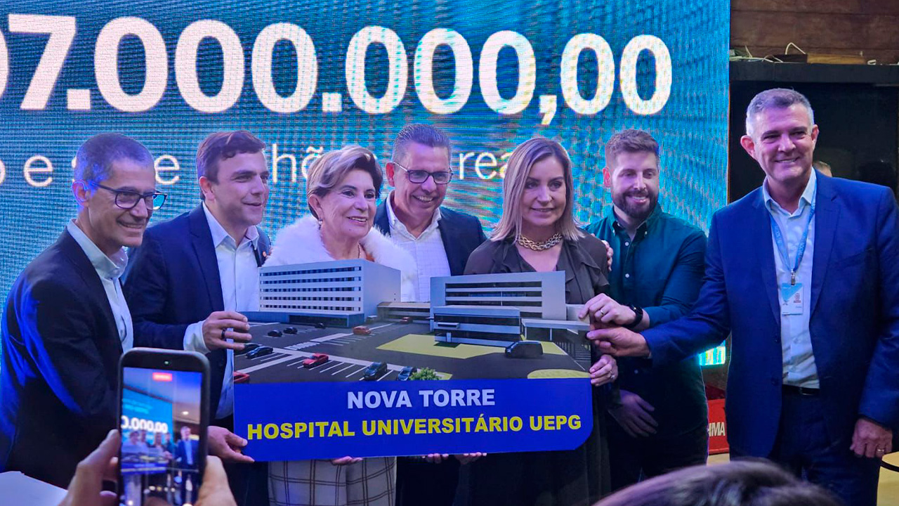 Aliel Machado e reitor Miguel assinam ordem de serviço para obras da nova torre do HU-UEPG