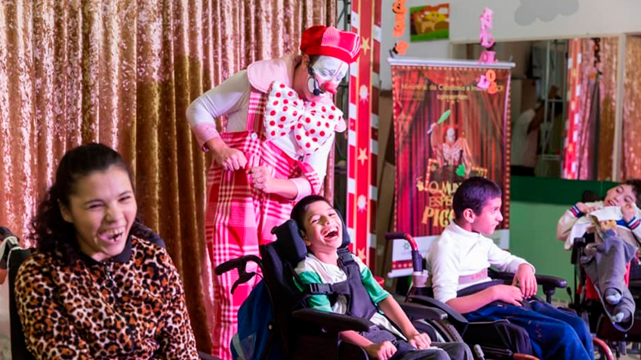 Projeto “Incluindo Alegria” leva circo e inclusão a 11 APAEs dos Campos Gerais