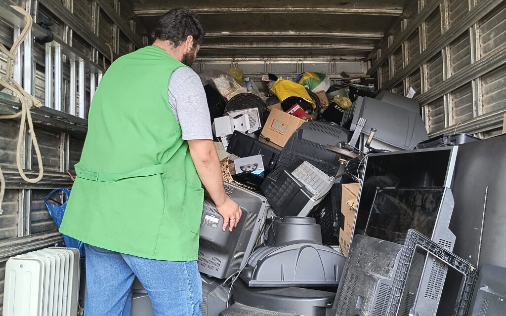 Bota Fora de Resíduo Eletrônico recebe equipamentos para descarte correto em Ponta Grossa