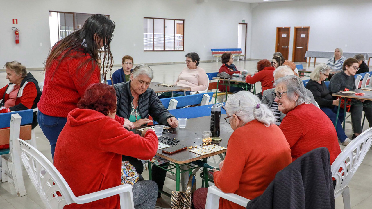 Governo do Paraná cria Bolsa Cuidador Familiar para apoio a cuidadores de idosos