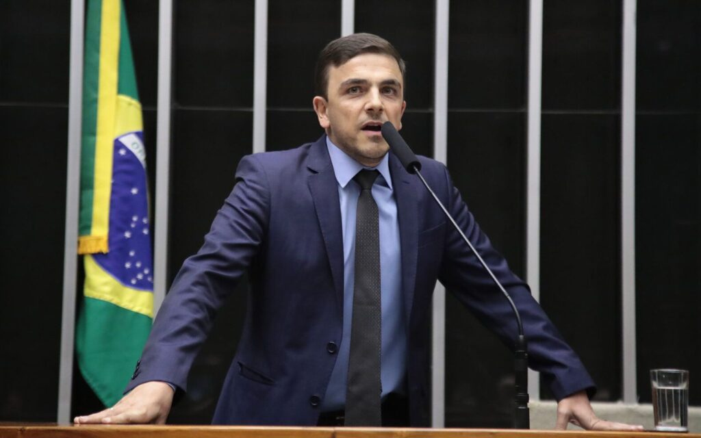 Aliel Machado vota a favor da isenção do Imposto de Renda para quem ganha até R$ 5 mil